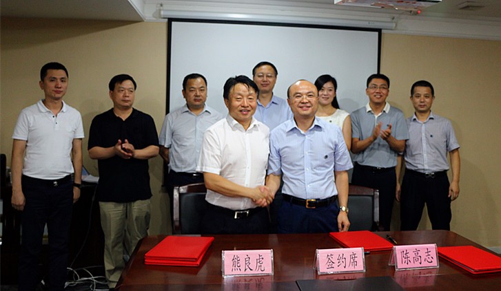 14713333456336597gL8.jpg 熊良虎代表集團與億杰集團董事長陳高志簽訂戰(zhàn)略合作協(xié)議.jpg