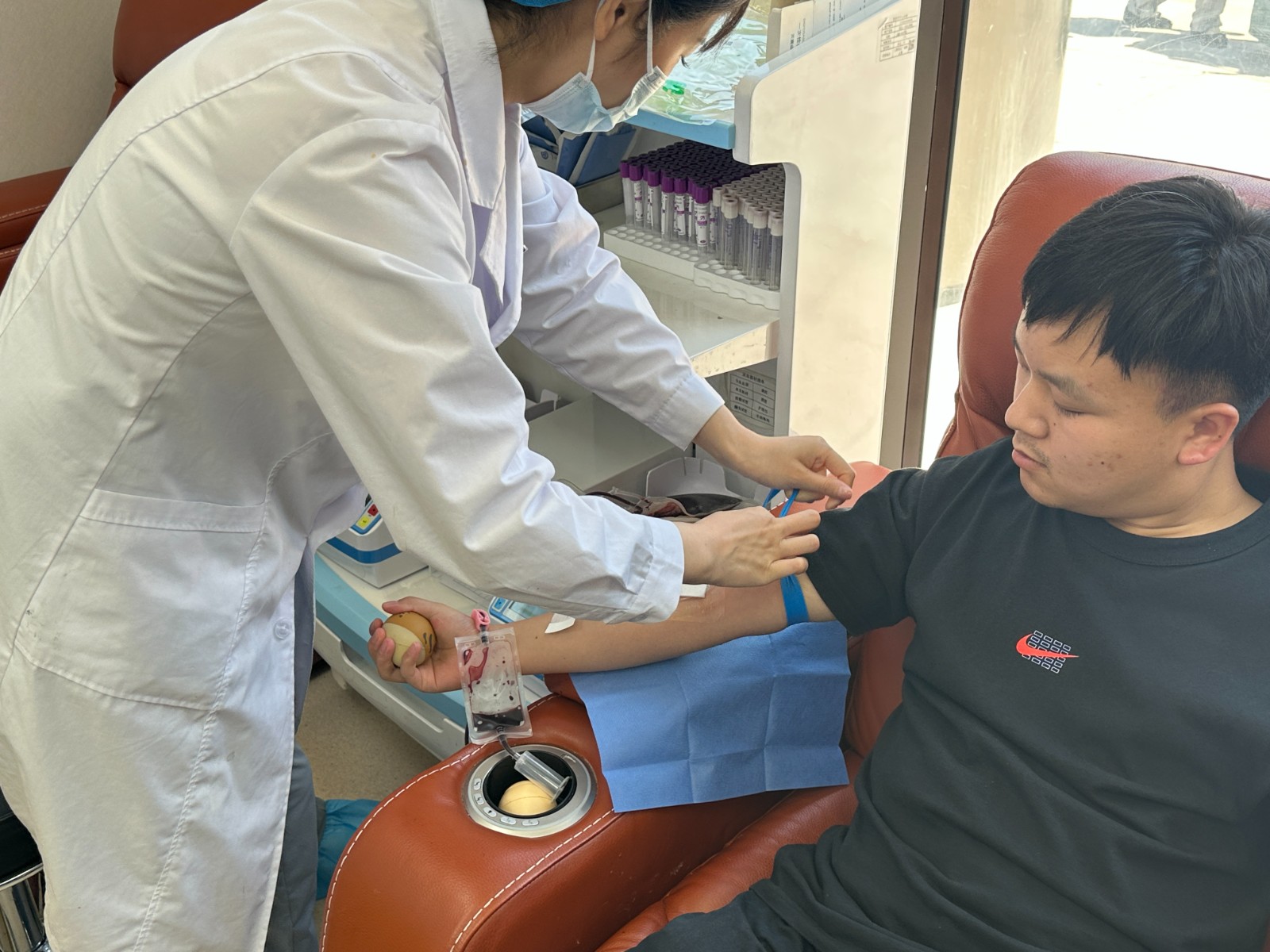 監(jiān)測公司組織開展“青春獻熱血 點滴聚愛心”無償獻血活動.jpg