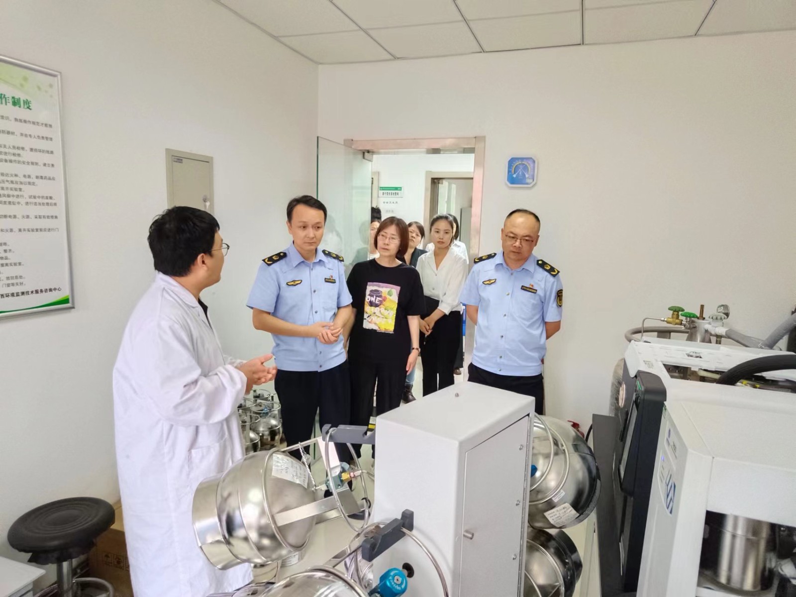 監(jiān)測(cè)公司聯(lián)合西安市市場(chǎng)監(jiān)督管理局曲江新區(qū)分局開展實(shí)驗(yàn)室開放日活動(dòng)2.jpg