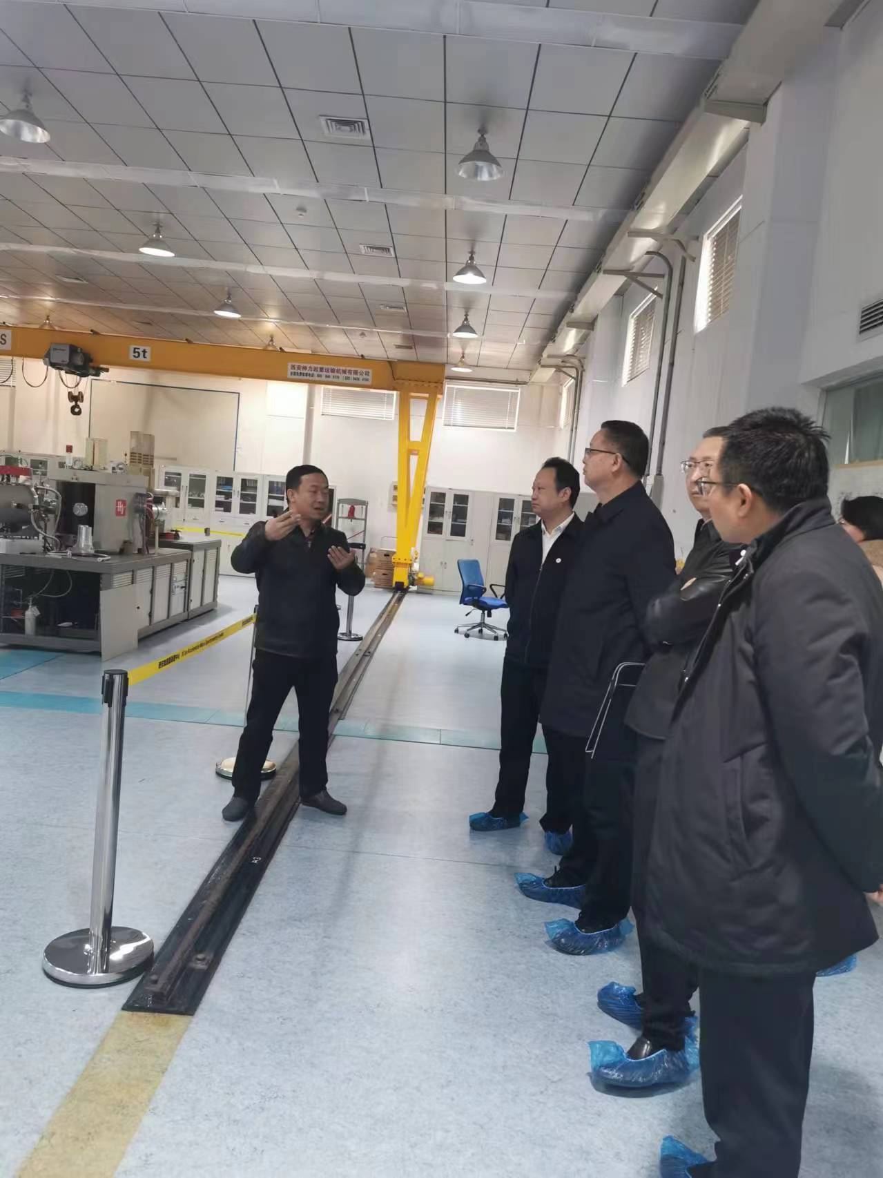 1709783720498337w0nn.jpg 參觀實(shí)驗(yàn)室.jpg