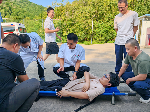 秦楓礦業(yè)公司工會(huì)邀請(qǐng)駐地衛(wèi)生院開展急救技能培訓(xùn)4_副本.jpg